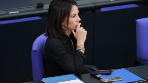 Baerbock fordert sofortiges Ende der Kampfhandlungen in Bergkarabach