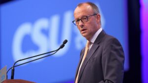 Merz gibt Asylsuchenden Schuld an Arztterminmangel