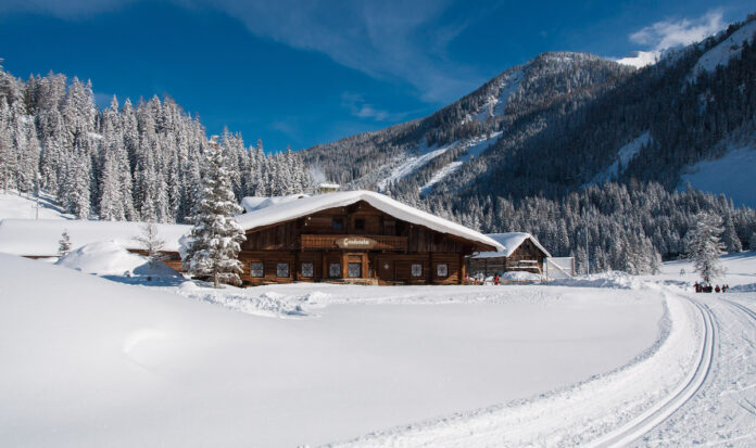 Schneeschuhwandern, Langlaufen, Rodeln: Bei ihren Winteraktivitäten haben Gäste des Alpin Life Resort Lürzerhof rund um die hoteleigene Gnadenalm im österreichischen Obertauern die Qual der Wahl. © Alpin Life Resort Lürzerhof