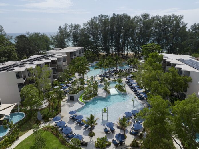 Die Poollandschaft mit Kinderbereich des neuen Le Méridien Phuket Mai Khao Beach Resort lädt Familien zum Spielen und Relaxen ein, außerdem gibt es einen direkten Zugang zum Strand © Le Méridien