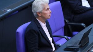 Strack-Zimmermann entsetzt über antisemitische Ausschreitungen