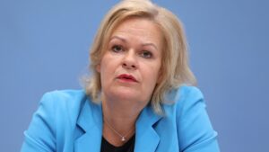 Faeser dringt auf Tempo bei Abschiebungen und kündigt Gesetzpaket an