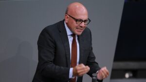 Throm kritisiert Zeitpunkt der Razzien gegen Hamas und Samidoun