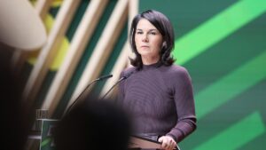 Baerbock sieht EU-Beitritt der Ukraine "in absehbarer Zeit"