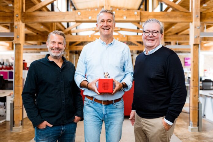 tonies-Gründer Patric Faßbender (links) und Marcus Stahl (rechts) übergeben an neuen CEO Tobias Wann