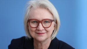 Wirtschaftsweise Schnitzer plädiert für Streichung von Feiertag