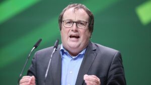 NRW-Verkehrsminister verurteilt Aktion von Klima-Klebern