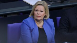 Unbekannte schänden Grab von Helmut Schmidt – Faeser verurteilt Tat Unbekannte schänden Grab von Helmut Schmidt – Faeser verurteilt Tat