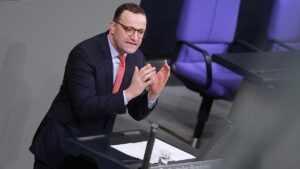 Spahn wirbt für Transport aller neuen Flüchtlinge in Drittstaaten