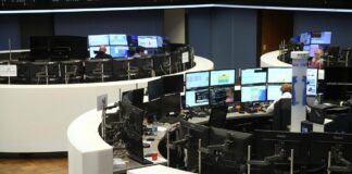 Dax schließt im Plus – Blicke richten sich auf Shutdown-Abstimmung