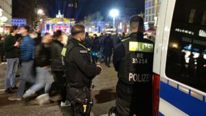 Berliner Polizei meldet 230 Festnahmen und 15 verletzte Beamte Berliner Polizei meldet 230 Festnahmen und 15 verletzte Beamte