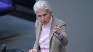 Strack-Zimmermann beklagt Zögern bei Ukraine-Unterstützung Strack-Zimmermann beklagt Zögern bei Ukraine-Unterstützung