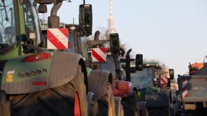 Berlin: Bauern fahren im Traktorkorso zu Parteizentralen