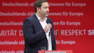 Klingbeil fordert Strack-Zimmermann zu Entschuldigung bei Scholz auf