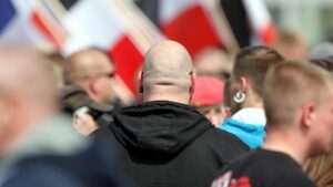 Bericht: Neonazi wollte sich für Geld Hand abschlagen lassen