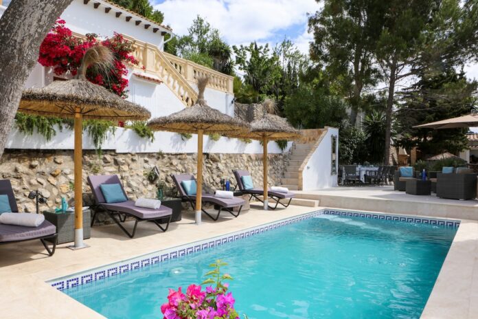 The Private Hideaway Am Pool der familienfreundlichen Finca Bella Roca im mallorquinischen Bergdorf Galilea entspannen Urlauber mit Blick bis aufs Meer. © Bella Residencia Immobilienverwaltungs GmbH