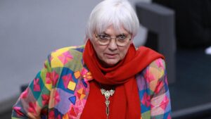 Claudia Roth will Theater als Orte der Demokratie würdigen
