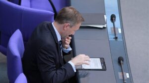 Debatte um Steuersenkungen: Finanzminister drückt aufs Tempo