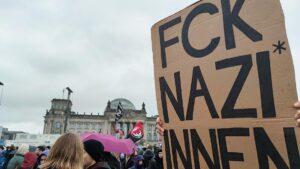 Kretschmer will mehr Deutschland-Fahnen bei Demos gegen Rechts