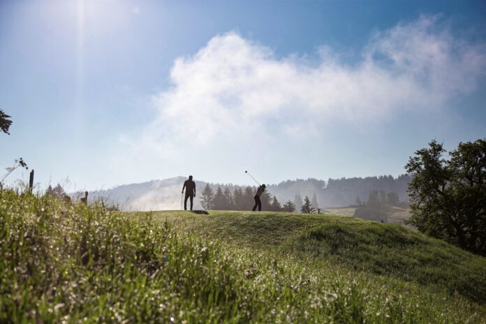 golfgenuss Gäste von Haubers Naturresort im bayerischen Allgäu profitieren vom Direkteinstieg zum 18-Loch-Platz des Golfzentrums Oberstaufen mit Gratis-Greenfee. © Haubers Naturresort