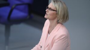 Karliczek für Senkung der Luftverkehrssteuer