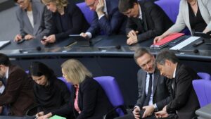 Dürr fordert Ampel-Minister zum Sparen auf