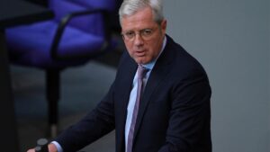 Röttgen legt Ungarn und Slowakei EU-Austritt nahe