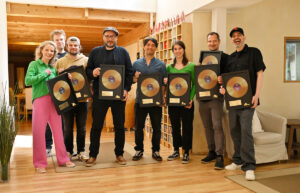 Drei Goldene Schallplatten für tonies®: „Schlummerbande“ über 300.000 Mal verkauft