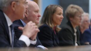 Bericht: Wirtschaftsweise erwarten 2024 nur leichten Aufschwung