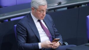 Röttgen kritisiert Etatpläne von Pistorius