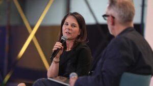 Baerbock sieht kaum Chancen für baldigen Frieden in Ukraine