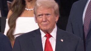 Trump lässt sich vom Anschlag gezeichnet auf Parteitag feiern