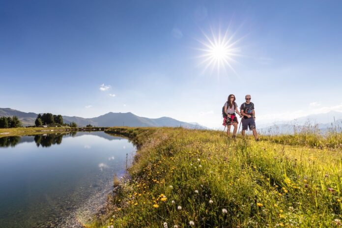 Pärchen beim Wandern Quelle: Zillertal Arena (My Alpenwelt Resort)