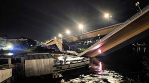 Carolabrücke in Dresden teilweise eingestürzt