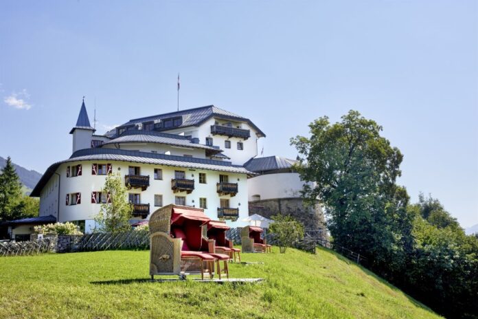 Herbstzauber Gemütliche Sitzecken vor dem Schloss Quelle: Hotel Schloss Mittersill