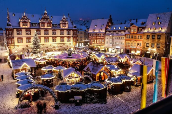 Coburg.Rennsteig. Nostalgischer Lichterzauber: Der Weihnachtsmarkt auf Coburgs historischem Marktplatz gilt als einer der schönsten in Bayern. © Coburg Marketing