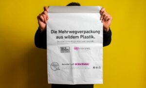 Die erste Mehrweg Versandtasche aus wildem Plastik