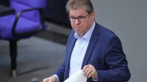 Hofreiter rügt Demo der Friedensbewegung und Stegner-Teilnahme