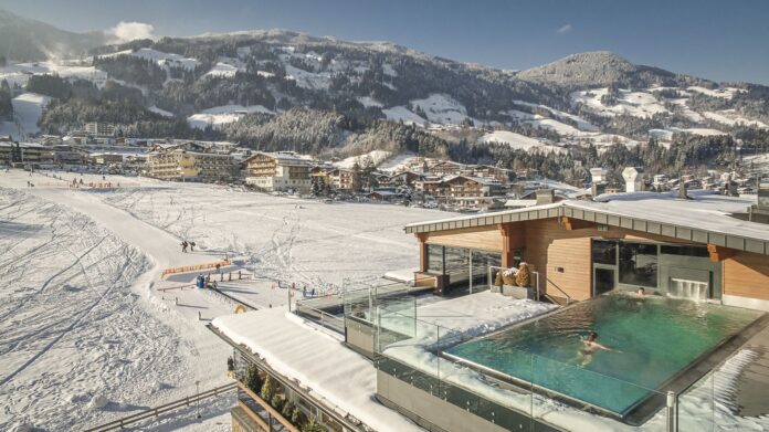 Bild Pärchen schwimmt im beheizten SkyPool im WinterQuelle: Jan Hanser mood photography (Mia Alpina . Zillertal Family Retreat)