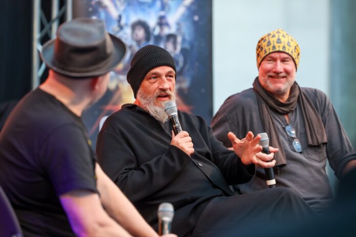 Impressionen von der Comic Con Stuttgart 2024: Top-Comedian Torsten Sträter (Mitte) und Comic-Zeichner Ingo Römling auf der Star Stage im Atrium | Bildnachweis: Landesmesse Stuttgart GmbH & Co. KG