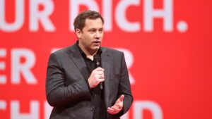 Klingbeil wirft Union "Verstecken" von Merz vor