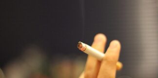 Zauberkünstler Chris Ehrlich ermahnt rauchende Crew-Mitglieder