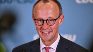 Söder distanziert sich von Merkel und stärkt Merz den Rücken