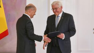 Steinmeier überreicht Scholz Entlassungsurkunde