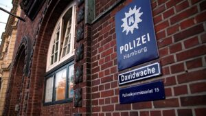 Rolf Zuckowski wird "Ehrenkommissar" der Polizei Hamburg