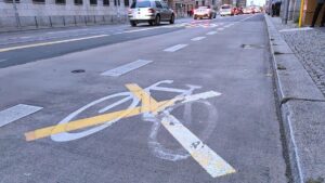 ADFC fordert Ende von Radfahrstreifen in der Mitte der Fahrbahn ADFC fordert Ende von Radfahrstreifen in der Mitte der Fahrbahn