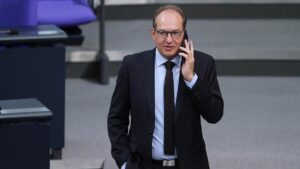 Dobrindt: Keine dienstrechtlichen Konsequenzen für Beamte aus AfD Dobrindt: Keine dienstrechtlichen Konsequenzen für Beamte aus AfD