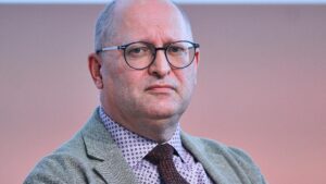 Lehrerpräsident kritisiert wachsende Bürokratie durch Kultusminister Lehrerpräsident kritisiert wachsende Bürokratie durch Kultusminister