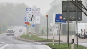 Dobrindt sieht sich durch sinkende Asylanträge bestätigt