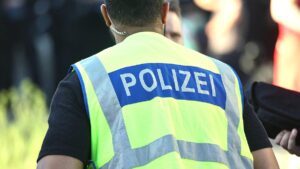 Auto fährt in Stuttgart in Menschengruppe Auto fährt in Stuttgart in Menschengruppe